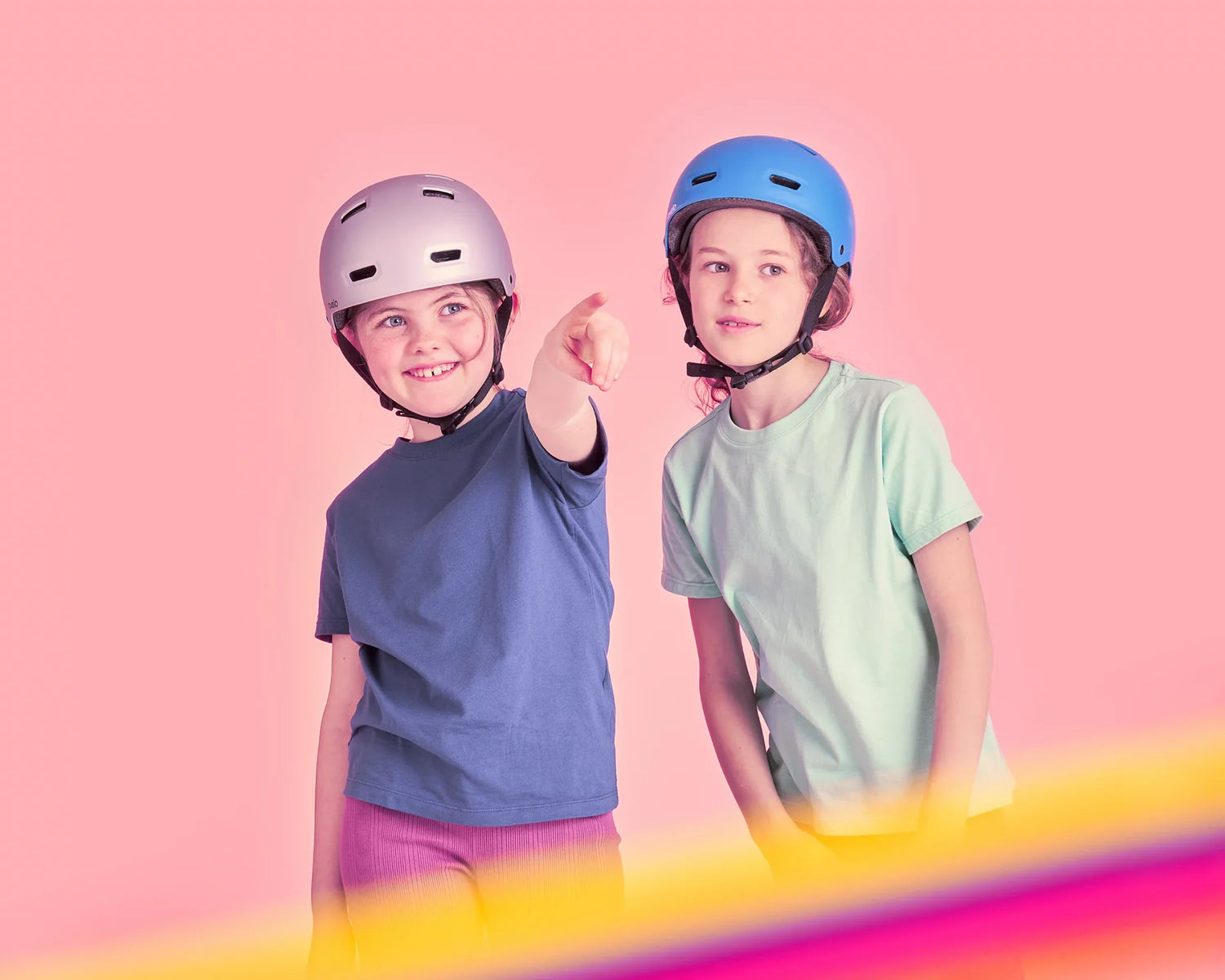 Kinder mit Fahrradhelmen