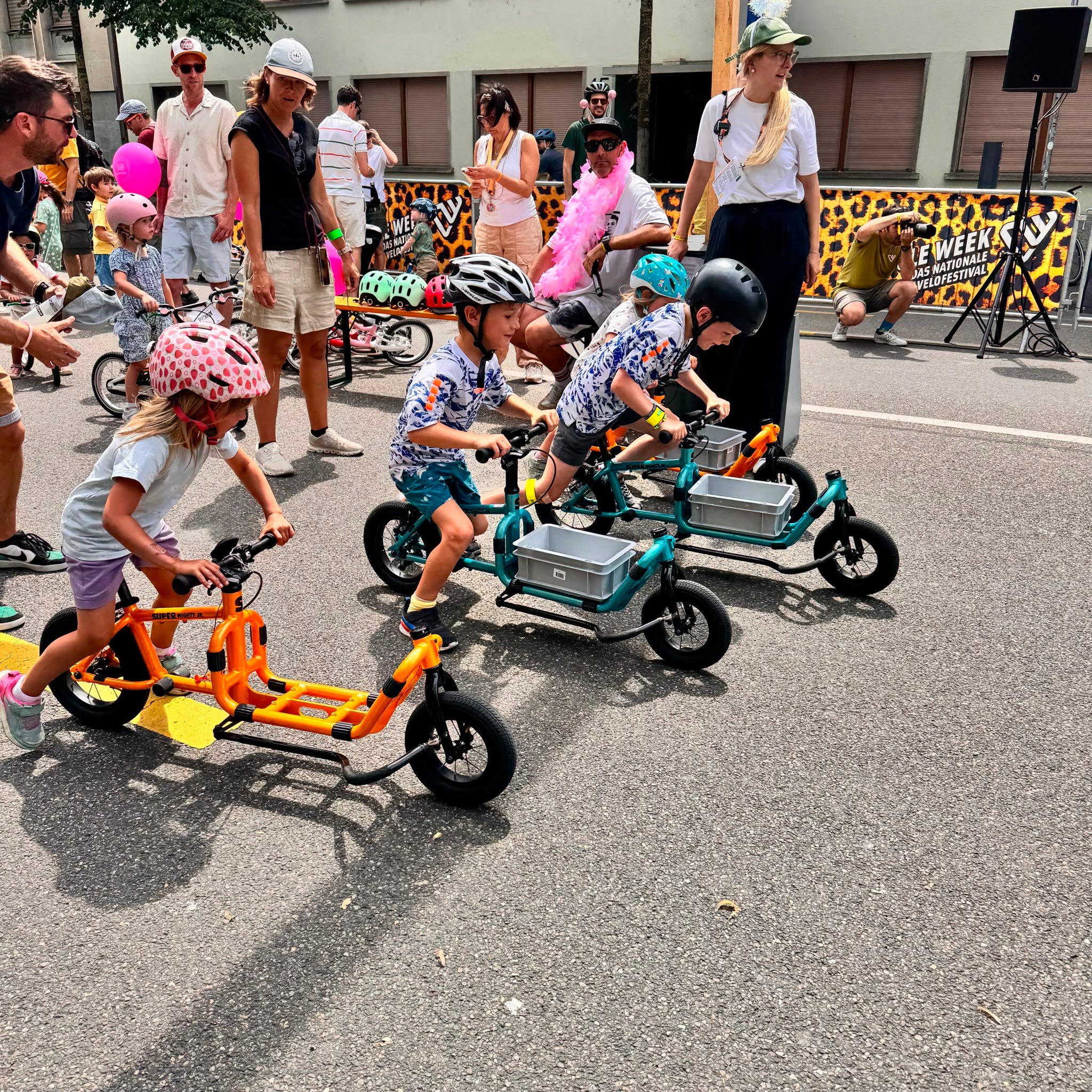 SUPER Mighty Junior Kinderlastenlaufrad mit Kindern und Ladeboxen