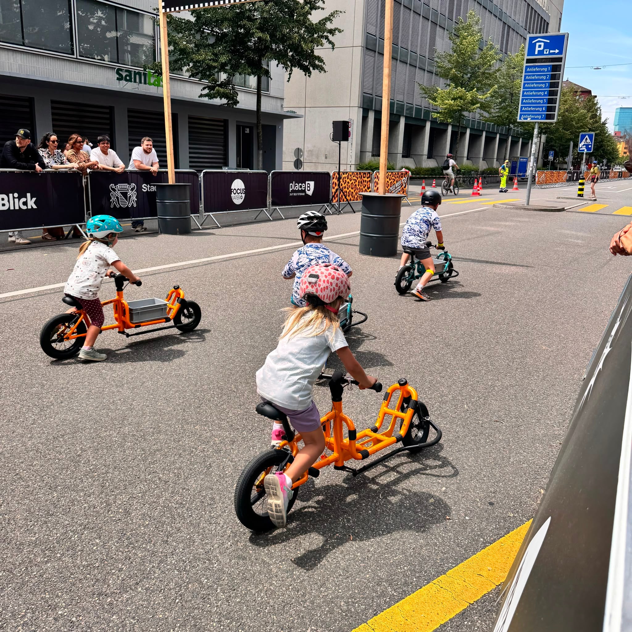 SUPER Mighty Junior Kinderlastenlaufrad auf der Fahrstrecke
