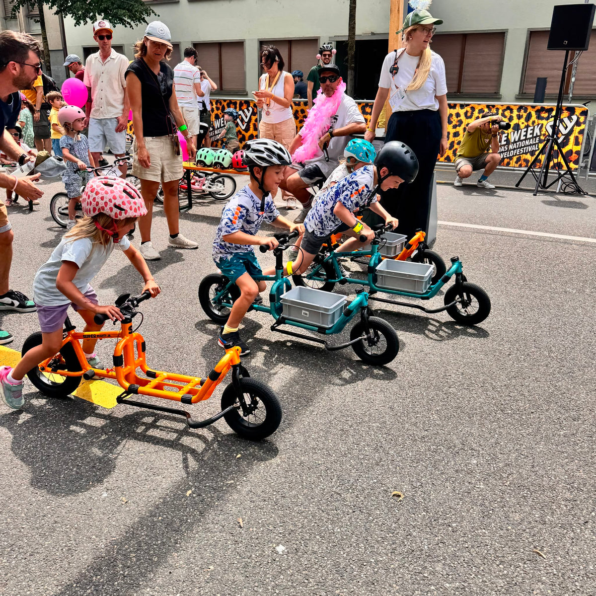 SUPER Mighty Junior Kinderlastenlaufrad mit Kindern und Ladeboxen